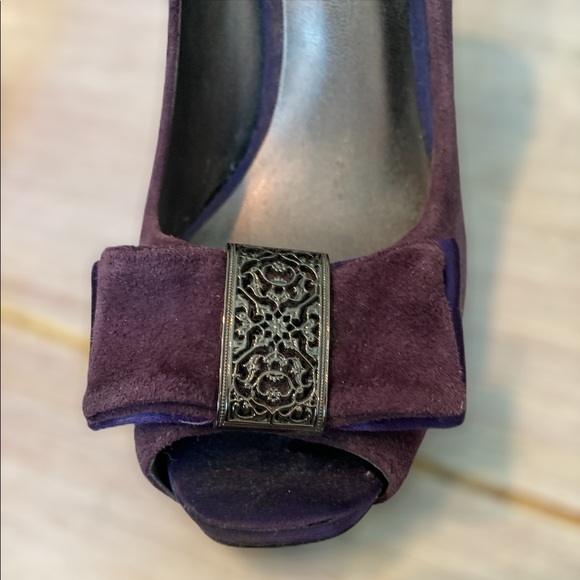 Nine West purple suede jeweled bow pumps. ❤️ - Picture 4 of 4